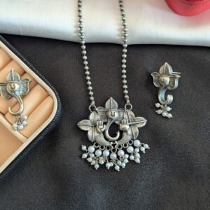 Vinayak Pendant Set